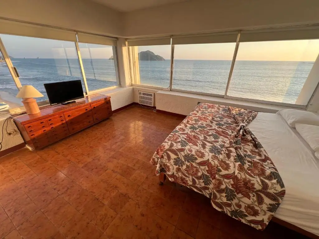 Family room with panoramic Pacific views