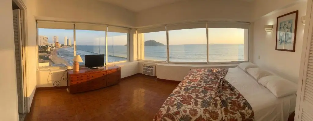 Wide view of a sea-view room in Mazatlán
